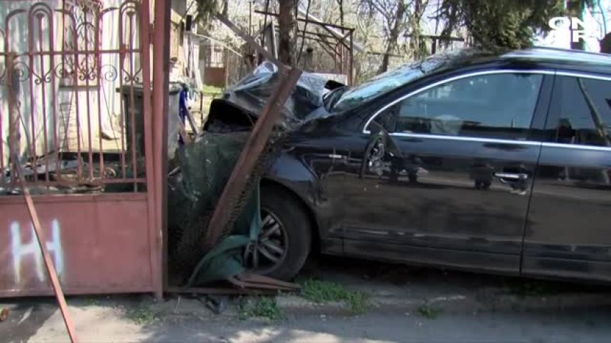 Джип се вряза в къща на централно кръстовище в Русе (ВИДЕО)