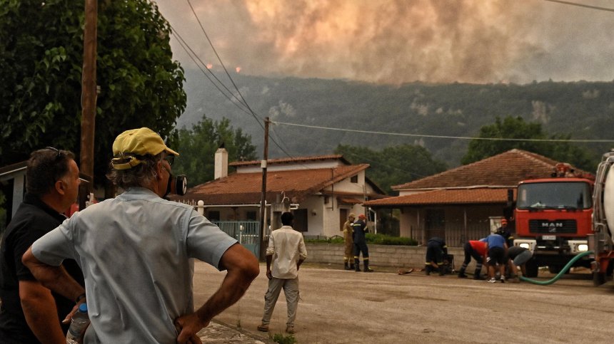Пожар в Гърция погълна 10 къщи и изпепели девствена гора