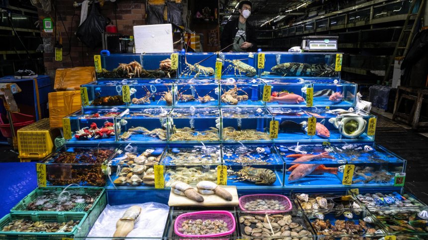 Нулевият пациент с коронавирус - продавачка на стриди на пазара в Ухан