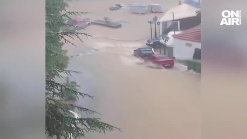 Бури в Гърция, предупредиха за торнадо и туристите да не влизат в морето