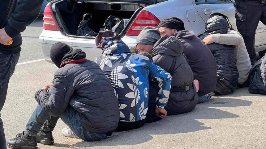 Пипнаха мигранти на входа на София, сред тях и две деца