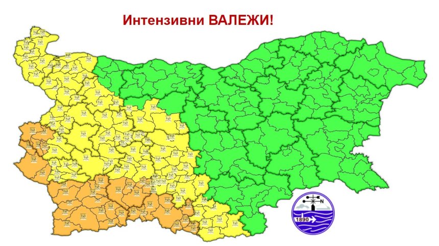 Оранжев и жълт код за валежи в части от страната във вторник