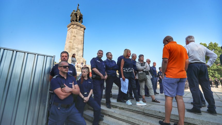 Заградиха Паметника на Съветската армия след поредицата от посегателства (СНИМКИ)