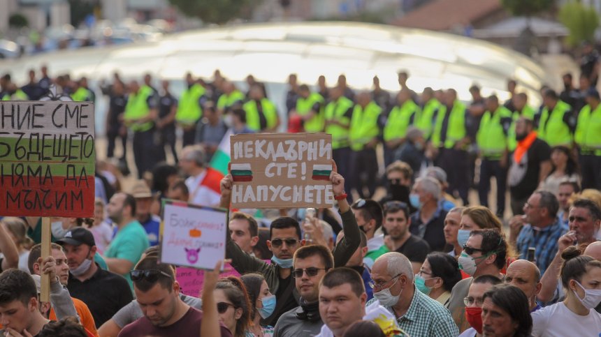 Народно творчество: Какво ни казват лозунгите на протестите?