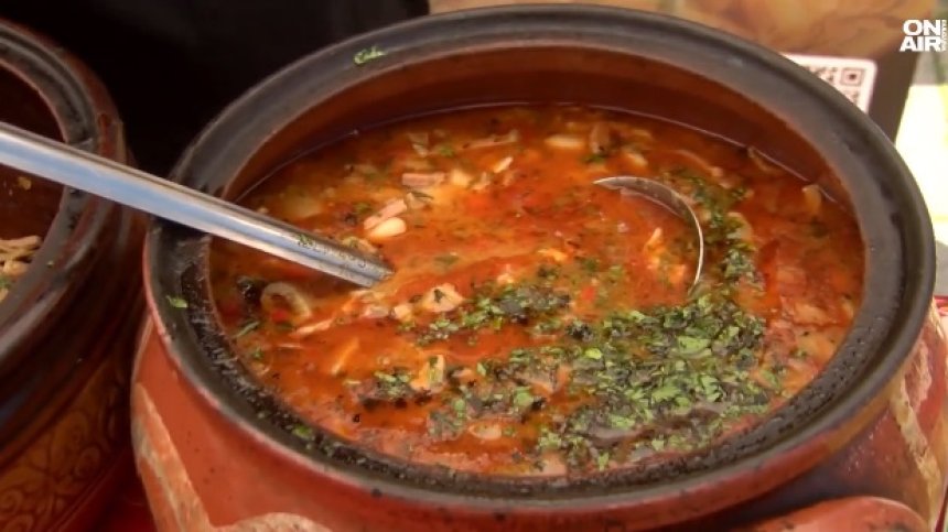 Боб с еленски бут и манатарки: Едно от изкушенията в кулинарния празник в Елена