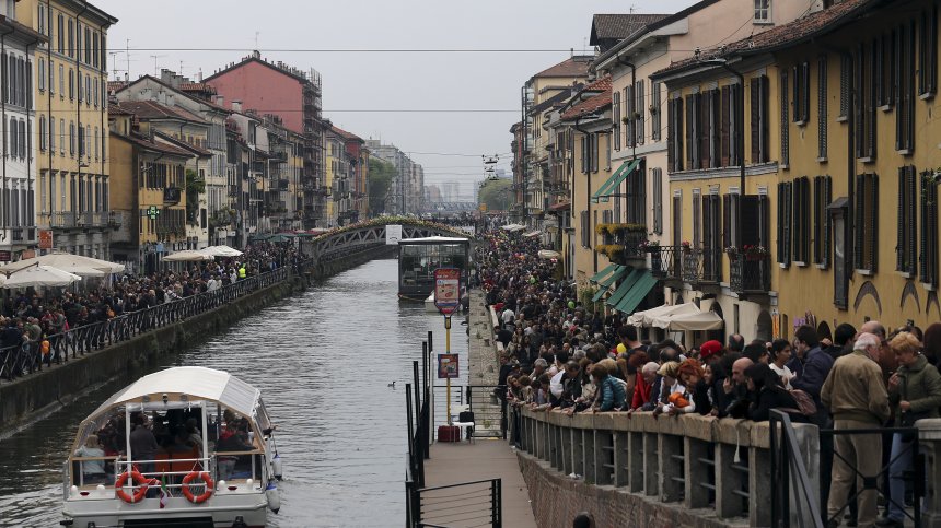 Стотици банкноти от по 100 евро в каналите на Милано (+Видео)