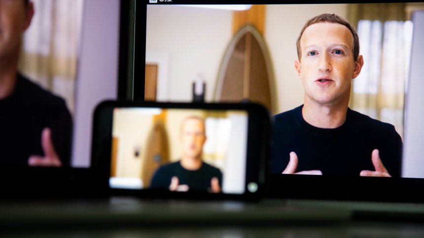 Богатството на Зукърбърг се топи, шефът на Facebook обедня със $70 млрд.