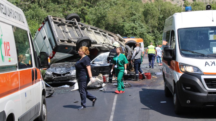 Двама загинали, семейство с бебе и дете на 3 г. са в болница след катастрофата край Кресна