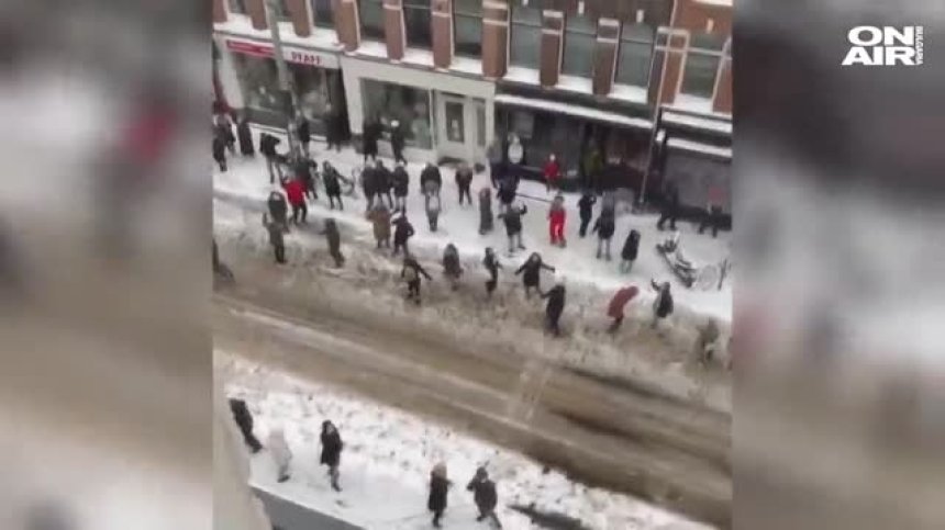 Улично парти в Амстердам: DJ събра десетки танцуващи под балкона си (ВИДЕО)