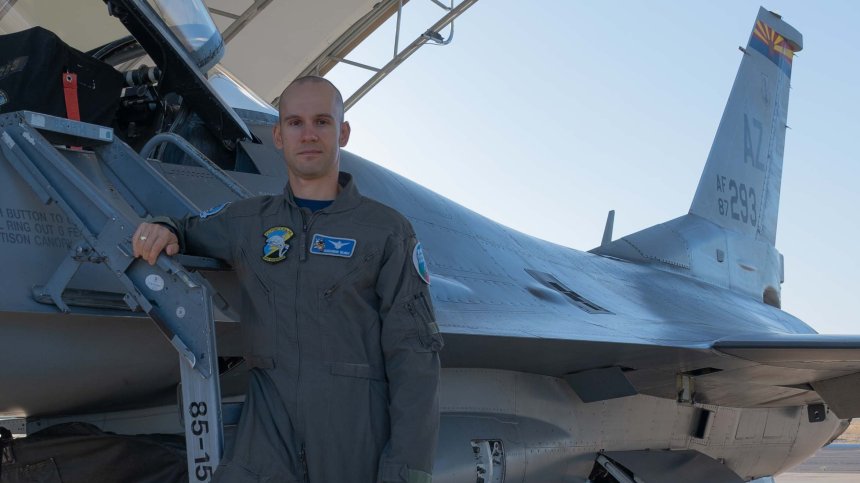 Александър Велинов е първият български пилот на F-16