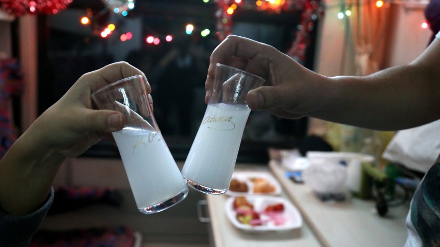 Борбата на Ердоган срещу алкохола: Акцизът на ракията скочил с 443% за 10 г.