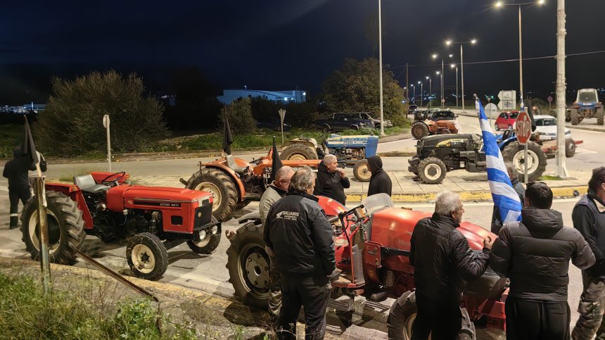 Блокадата в Гърция: Пътници трактори, за да не изпуснат полета си в Солун