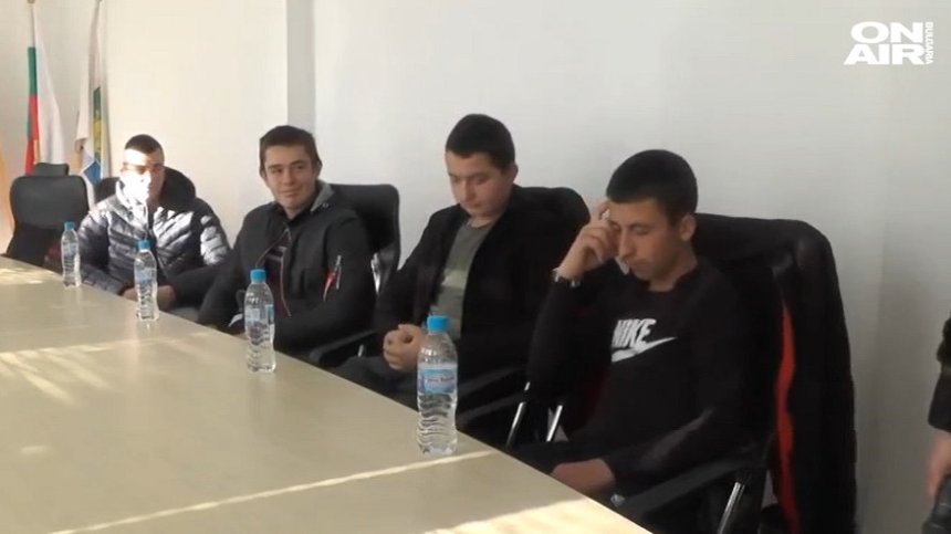 Наградиха за геройството им момчетата, спасили възрастни хора от Дома в Рояк