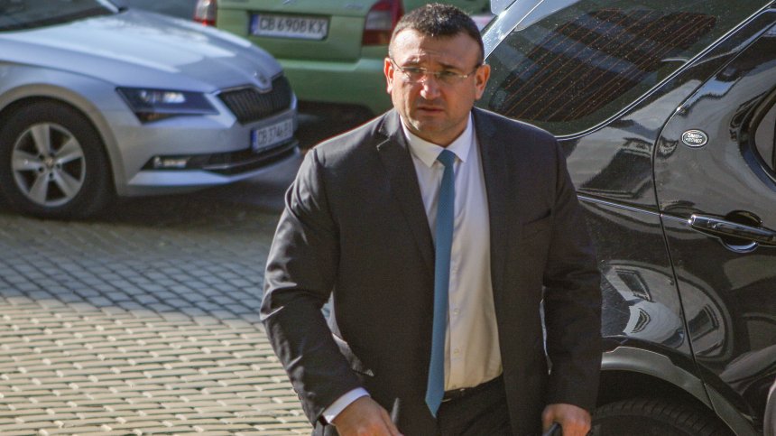 Министър Маринов застана зад петимата освободени полицаи