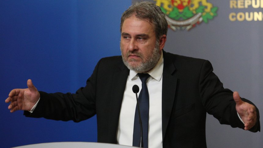 Банов се отказа от оставката на директора на Музикалното училище