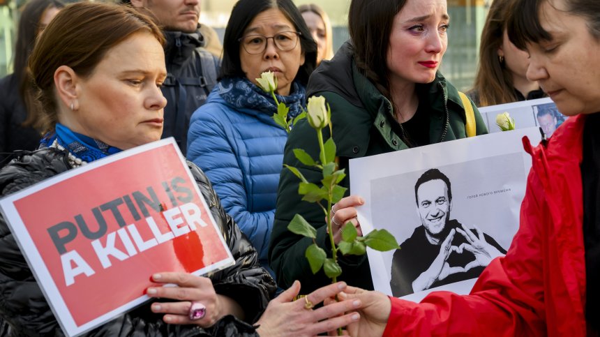 Великобритания иска действия след твърдения, че Русия е убила Навални