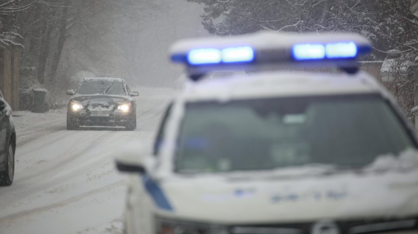 Критична обстановка на пътя София - Варна, снеговалежът продължава денонощие