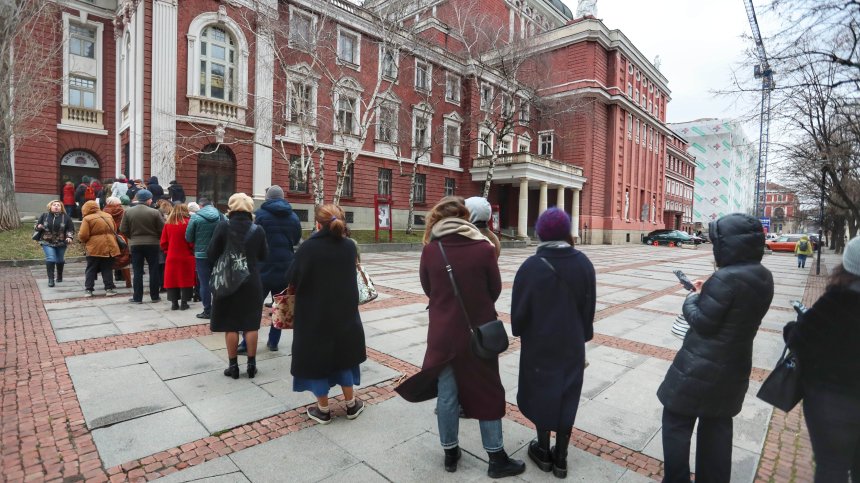 Опашка за билети за "В самотата на памуковите полета" се изви пред Народния театър