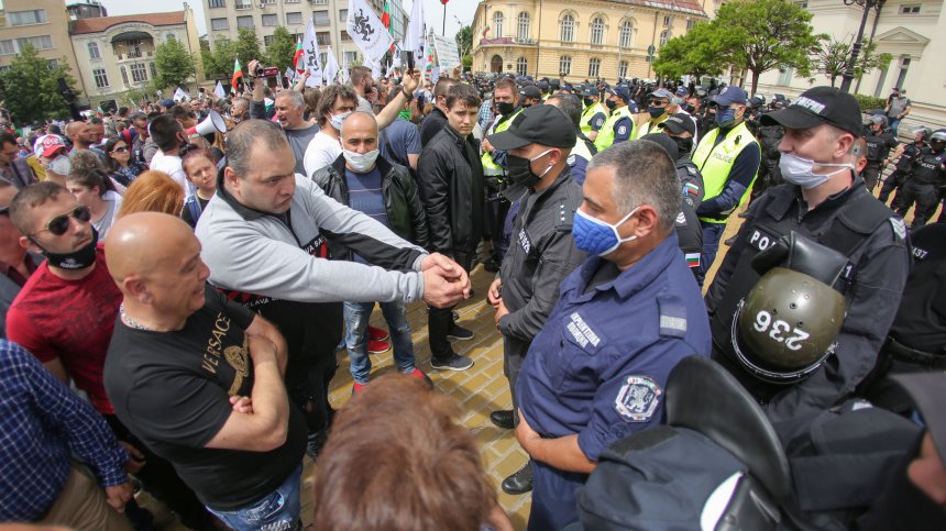 Втори ден протестиращи искат оставката на правителството (+СНИМКИ)