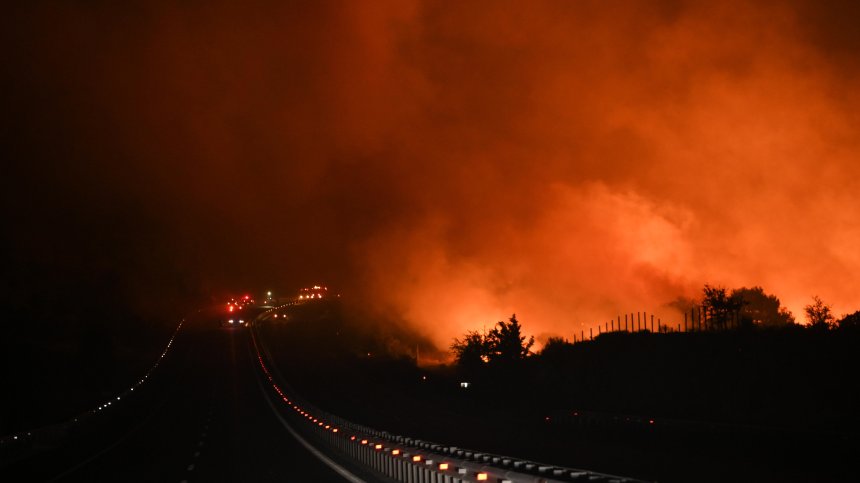 Гърция води неравна битка с огъня, шести ден Александруполис гори