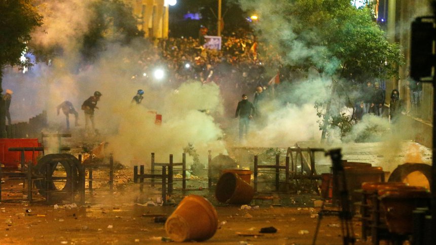 Насилие и десетки ранени при многохиляден протест в Бейрут