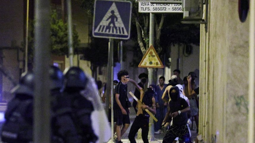 Арести в Испания след сблъсъци между крайнодесни и мигранти от Африка