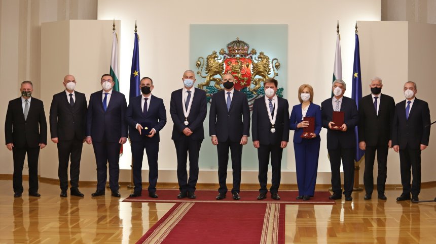 Радев: Дълг е да отличаваме авторитетите, знанието е безценен актив