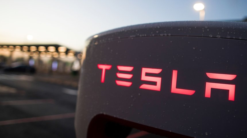 Откраднаха Tesla с цигулка за милион долара