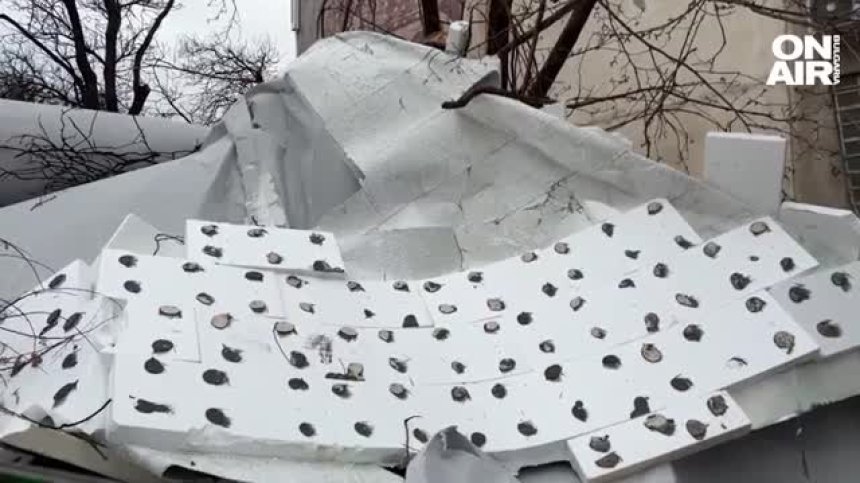 Изолация на жилищен блок се срути върху детска градина, по чудо няма пострадали