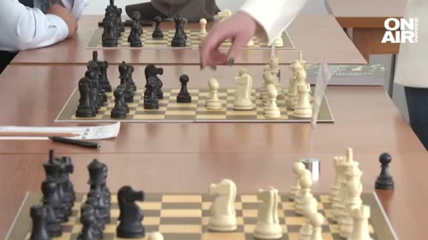 Шах с послание: Следователи и звезди играят срещу световна шампионка
