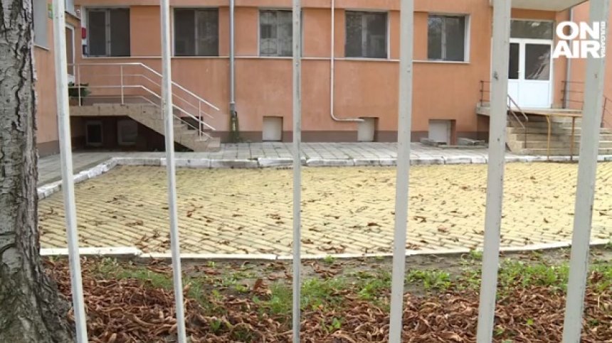 Златни ръце наредили жълти павета преди 50 г. в детска ясла в София, не са мръднали