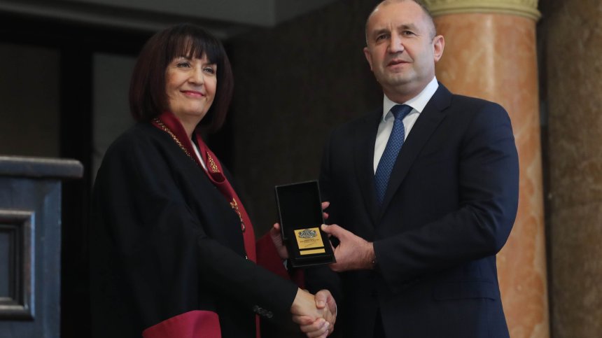 Президентът уважи 70-годишнината на ФЖМК и поздрави студентите за дипломирането