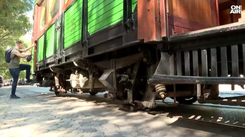 Ретро трамваи и автобуси превзеха София и върнаха хората 100 години назад (ВИДЕО)