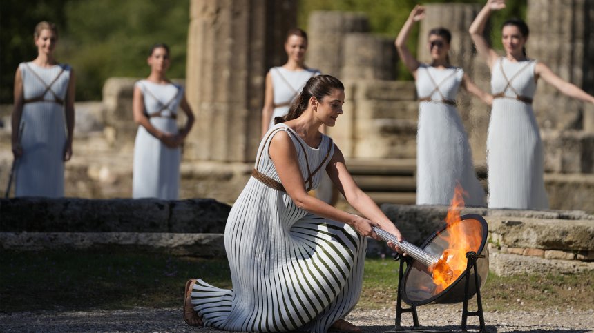 Запалиха олимпийския огън за Зимните игри през 2022 