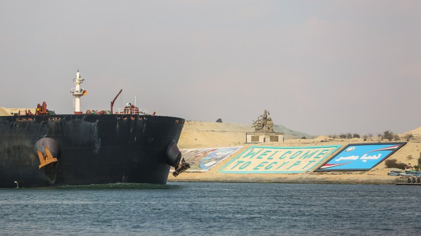 Блокиран товарен кораб затруднява движението в Суецкия канал