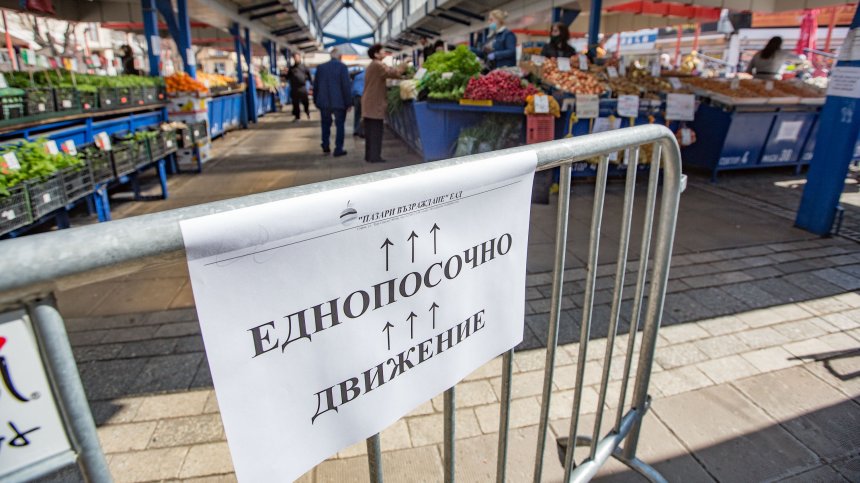Контролиран достъп и еднопосочно движение на Женския пазар (+СНИМКИ)
