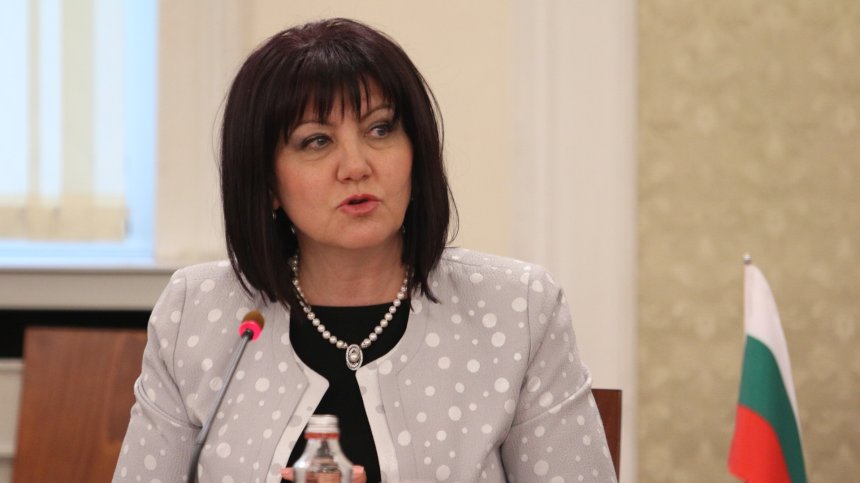 Протестиращи замеряха Караянчева с яйца в Благоевград (+Видео)