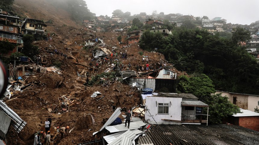Потоп в Бразилия: Жертвите са най-малко 94, сред които и 8 деца
