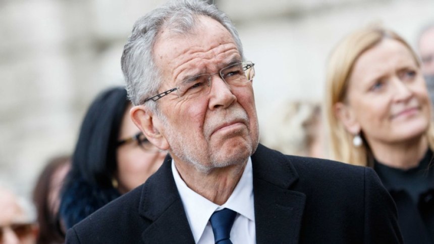 Глобяват президента на Австрия, не спазил противоепидемичните мерки