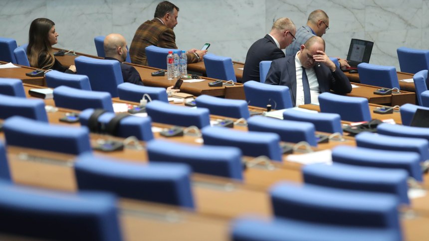 Депутатите няма да работят и днес, НС не събра кворум