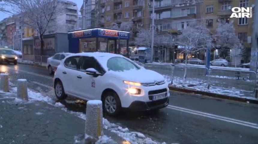 2000 снегорина почистват пътищата в страната