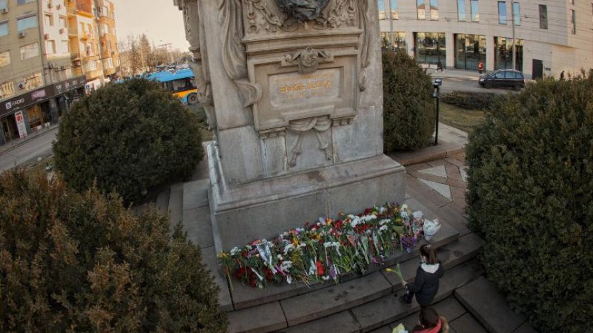 Хиляди българи у нас отдават почит пред паметта на Левски, венци и от Радев