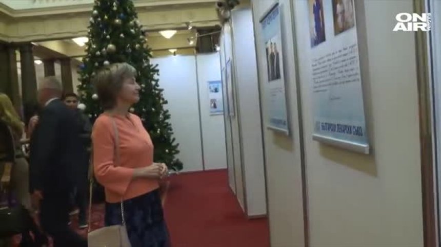 Откриха изложба в НС под наслов "Добрата дума лекува"