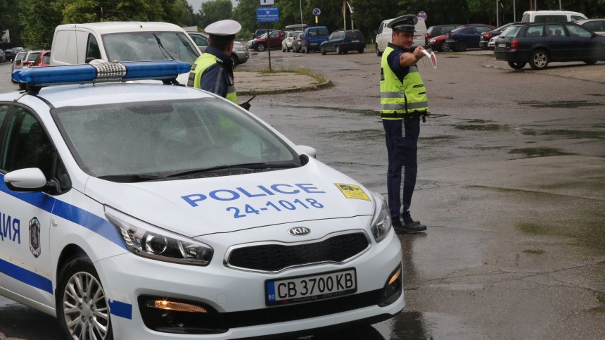 Над 20 задържани при акция на пътя, двама опитали да подкупят полицаи