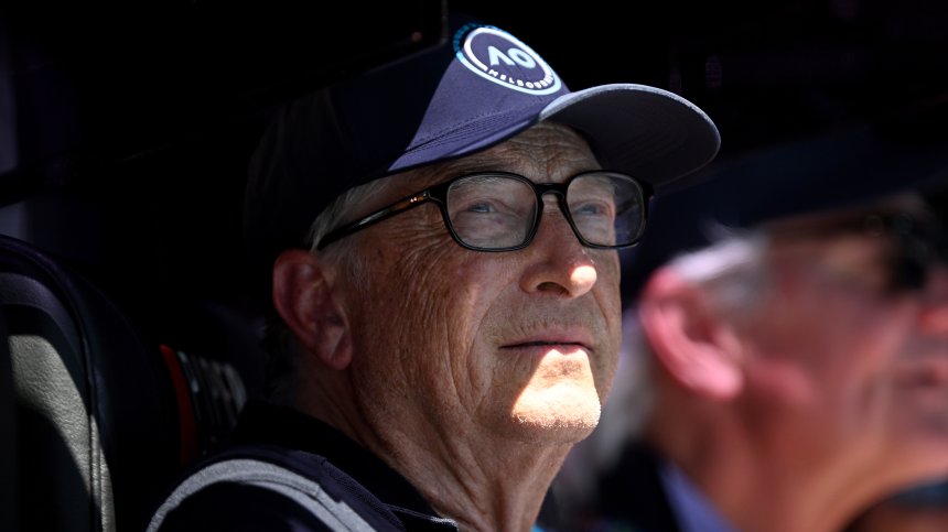 Преди развода: Бил Гейтс имал афера с 20-годишна рускиня, Епщайн го изнудвал