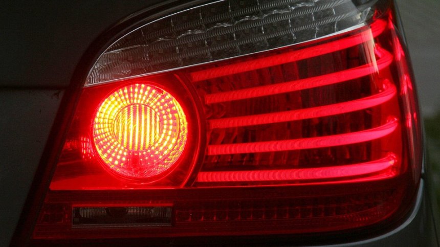 Сменяте често халогенните крушки на фаровете? Ето причината да гаснат