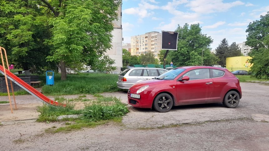 Паркират на детски площадки, градинки, на места за боклукчийски кофи