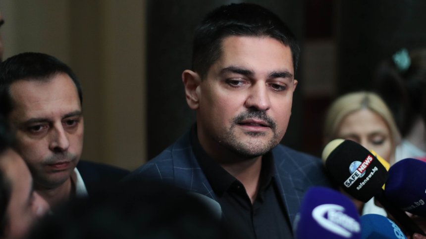 Радостин Василев призна в НС дали е заплашван от Петков и Василев