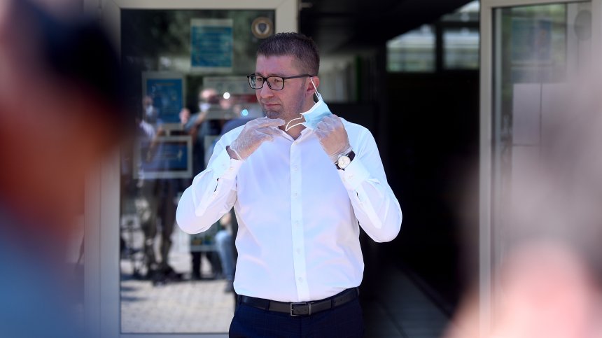 Лидерът на ВМРО-ДПМНЕ: Няма да променим Конситуцията заради 750 семейства, които говорят български