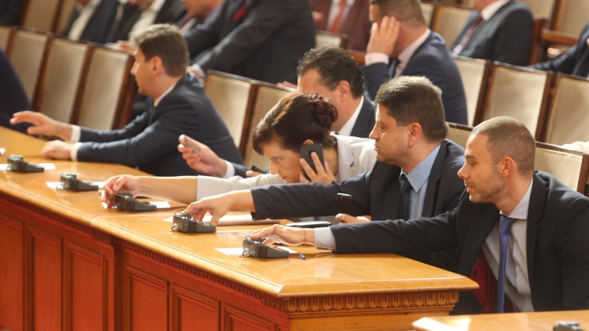 Депутатите решават дали да върнат блиц-контрола за премиера
